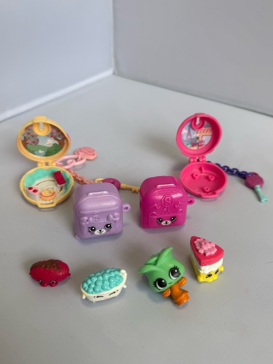 Shopkins Other - Shopkins Lot - Lil Secrets Mini Carry Cases 4 Shopkins Characters Miniature Kids